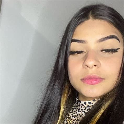 Thaizinha (@thaiizinhax) .